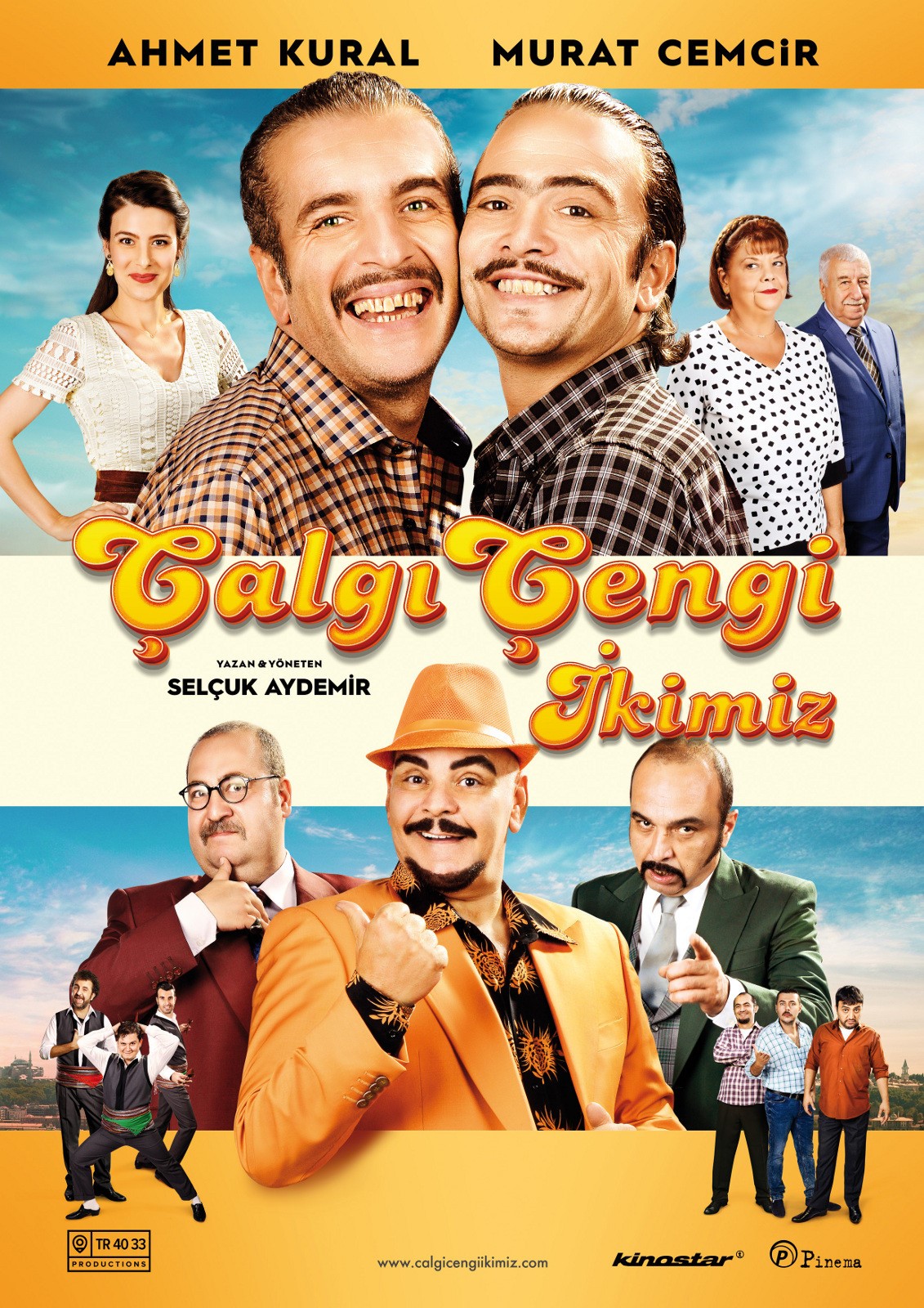 Çalgı Çengi 2 İkimiz Betimleyen: Arif Emre TİRYAKİ Dikey dikdörtgen formdaki afişin zemini, film oyuncularının kolajlanan fotoğraflarından oluşuyor. İkiye bölünen afişin ortasındaki beyaz bölümde, sarı renkli harflerle “Çalgı Çengi İkimiz” yazıyor. El yazısı fontu kullanılarak yazılan film adının sol alt köşesinde, küçük puntolu büyük siyah renkli harflerle, “YAZAN & YÖNETEN SELÇUK AYDEMİR” ismi yer almış. Afişin en üstündeki turuncu şeritte, siyah renkli küçük puntolu büyük harflerle, “AHMET KURAL MURAT CEMCİR” yazıyor. Afişin üst kısmında, yanak yanağa gülümseyerek poz veren Salih ve Gürkan’ın fotoğrafları var. Sol tarafta, kırklı yaşların başlarındaki Salih (Murat Cemcir), açık kumral saçlarını geriye doğru taramış. Yeşil gözlerinin çevresinde, gülümsemesiyle bağlantılı kazayağı çizgiler oluşmuş. İnce bıyığının uçları aşağı doğru kıvrılan Salih’in, uzun üst dişleri yamuk ve farklı uzunluktalar. Üzerinde kahverengi beyaz ve siyah tonlarda kareli bir gömlek var. Salih’in yanak yanağa duran Gürkan ( Ahmet Kural) sağ tarafta. Otuzlu yaşların sonlarındaki Gürkan’ın kaşları, burnunun üzerinde birleşmiş. Dişlerini göstererek gülümseyen Gürkan, ince bıyıklı, çenesinde yeni uzamaya başlayan sakalları var. Ensesine dökülen uzun saçlarını geri doğru taramış. Koyu kahverengi beyaz renkli, kareli bir gömlek giymiş. İkisinin de saçları ıslakmış gibi parlıyor. Salih’in arkasında, uzun kestane renkli saçları başının arkasında yarım toplayan Naz (Nur Erkul) var. Otuzlu yaşların başlarındaki Naz, kısa kolları dantelli, v yakalı bir bluz giymiş. Kulaklarında altın rengi sarkık küpeler, ellerini koyduğu belinde kalın kahverengi bir kemer var.  Kırmızı bir ruj sürüp, gülümsemiş. Gürkan’ın arkasında, Salih’le Gürkan’a muzip bir bakış atan Naz’ın Annesi (Ayşe Köklü), bedeni hafifçe soluna dönük şekilde poz vermiş. Ellili yaşların ortalarındaki, hafif toplu Annenin, perçemli küt kesimli saçları kızıl renkte. Üzerinde siyah puantiyeli beyaz bir bluz var. Annenin sol omuz gerisindeki Naz’ın Babası (Ahmet Gülhan) altmışlı yaşların ortalarında. Beyaz kısa saçlı, pos bıyıklı baba, bedeni hafifçe soluna dönük, sevecence gülümseyerek poz vermiş. Hafif toplu baba, mavi takım elbiseli. Kahverengi beyaz, eğik çizgili bir kravat takmış. Afişin alt yarısında, film adının hemen altında, ellili yaşların başlarındaki Bünyamin ( Rasim Öztekin) turuncu ceket ve fötr şapkalı. Siyah ince bıyıklı, çenesinin altında bir hilal şekli alan sakalları ve kalın kaşlarıyla gülümsüyor. Ceketinin içine giydiği siyah gömlekte, turuncu renkli çiçek desenleri var. Sağ elinin başparmağını, sağ omzunun gerisini işaret edercesine kaldırmış. Bünyamin’in sağ omuz gerisinde, otuzlu yaşların ortalarında, hafif toplu Samet (Burak Satıbol) var. Bıyıklarının uçları aşağı sarkan Samet’in yüzü tıraşlı, saçları seyrek. Kırmızı takım elbise giyen Samet, sağ elinin başparmağını çenesine koyarak düşünceli bakmış. Gözünde, siyah renkli yuvarlak çerçeveli bir gözlük var. Bünyamin’in sol omuz gerisinde ise, kırklı yaşların başlarındaki seyrek saçlı, zayıf İsmet (Ayhan Taş) var.  İnce siyah bıyıkları, çenesinin iki yanına kadar sarkan İsmet, sol işaret parmağını ileri uzatıp, geniş alnındaki kaşlarını çatarak bakmış. Öfkeli bakan siyah gözleri, ayrık dişleri var. İsmet içinde gri bir yelek ve gri bir kravat olan yeşil takım elbise giymiş. Afişin sol ve sağ tarafında, film oyuncularının geri kalanlarının daha küçük boyutlarda fotoğrafları yer alıyor. Sol tarafta, Samet’in önünde, dans edermişçesine poz veren Selami (Barış Yıldız), Hulusi (Korhan Herduran) ve Kadri (Samet Gürsel) var.  Hulusi, kaşıklarla poz veren Kadri ve Selami’nin önünde, ellerini başının üzerine koyup, hafifçe dizlerini bükerek bacaklarını açmış. Sağ taraftaki İsmet’in önünde ise kabadayılık yaparcasına poz veren Mahmut ( Şinasi Yurtseven), Gökmen (Ceyhun Güneş) ve Semih ( İlker Yakut) var. Mahmut ve Semih’in ortasındaki Gökmen, sağ elini öne uzatıp, başını hafifçe sola eğerek sorgularcasına bakmış. Afişin en altındaki turuncu renkli şeritte, “TR 40 33 Productions”, “Kinostar” ve “Pinema” yazılı logolar sıralanmış. Logoların ortasında, filmin web sitesi, www.calgicengiikimiz.com yer alıyor.