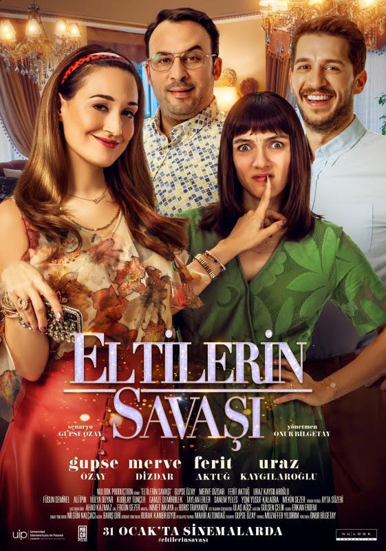 Eltilerin Savaşı Betimleyen: Nazlı DÜŞMEZ  Dikey konumlandırılmış afişteki fotoğraf görkemli avizelerin olduğu bir evin salonunda çekilmiş. Afişte soldan sağa sırayla Sultan (Gupze Özay), Selim (Ferit Aktuğ), Gizem (Merve Dizdar) ve Fatih (Uraz Kaygılaroğlu) var.  Sultan, 30 yaşlarında, kumral bir kadın. Özenle fönlenen saçlarının uçları hafif kıvrık ve göğsüne kadar uzanıyor. Uzun burnu, ince dudakları ve düz kaşları var. Makyajı da saçı gibi özenle yapılmış. Üzerinde kahverengi ve krem tonlarında çiçekli bir bluz ve kırmızı bir etek var. Bacağının aşağı kısmı görünmüyor. Kolye, bileklik ve kocaman taşlı bir yüzük takmış. Sol elinin işaret parmağını Gizem’i susturur şekilde onun dudağına götürmüş. Yüzünde muzur bir gülümseme var. Sağ elinde ise kılıfı tamamen taşlarla kaplı telefonu mevcut. Tırnaklarındaki parlak oje ve saçına taktığı kırmızı taç kıyafetine benzer tonlarda seçilmiş.  Sultan’ın sol arkasında duran Selim 35-40 yaşlarında, siyah kısa saçlı, geniş alınlı ve gözlüklü bir adam. Sakalı ve bıyığı hafiften çıkmış. Üzerinde mavi-beyaz desenli bir gömlek var. Göğsünden aşağısı görünmüyor.  Sultan’ın solunda Gizem duruyor. Gizem, 28-29 yaşlarında esmer bir kadın. Koyu kahverengi, düz saçları omuzlarına uzanırken, kakülleri kaşlarına değmeyecek şekilde kesilmiş. Üzerinde yeşil renkli V yaka bir elbise var. Elbisenin üzerinde kendinden çiçek desenleri bulunuyor. Sol elini beline koymuş, sağ kolu Sultan’ın arkasında kaldığı için görünmüyor. Yüzündeki şaşkın ifade nedeniyle gözleri kocaman açılmış.  Selim’in solunda Fatih duruyor. Fatih de 30larının başında kumral bir adam. Kahverengi kısa saçları geriye doğru taranmış. Kirli sakal ve bıyığa sahip olan Fatih beyaz ve düzgün dişlerini gösterek samimi şekilde gülüyor. Üzerinde mavi gömlek ve kahverengi tonlarında bir pantolon var. Dizinden aşağısı görünmüyor.  Fondaki odada taşlı ve oldukça gösterişli iki avize ve süslü perdeler dikkat çekiyor.  Sultan ve Gizem’in ortasında kocaman beyaz harflerle “ELTİLERİN SAVAŞI” yazıyor. Eltilerin kelimesinin altı çizili. Savaşı kelimesinin yanlarında daha küçük puntolarla “SENARYO GUPSE ÖZAY” ve “YÖNETMEN ONUR BİLGETAN” yazılı.  Bir alt satırda ikişer satır halinde oyuncuların ismi yazılı “gupse ÖZAY, merve DİZDAR, ferit AKTUĞ, uraz KAYGILAROĞLU”.  Bir altta filme dair küçük puntolarla yazılı bilgiler mevcut. En altta ise solda UİP logosu, sağda NULOOK logosu var. Ortada “31 OCAKTA SİNEMALARDA” “#eltilerinsavaşı” yazıyor.