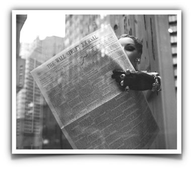 Fotoğrafın Adı Bilinmiyor Fotoğrafçı: Vivian Maier  Betimleyen: Serra ULUSOY  (Boğaziçi Üniversitesi, ED200 dersi öğrencisi)  Siyah-beyaz boyuna  dikdörtgen fotoğrafta uzun binaların önünde bir kadın gazete okuyor.  Fotoğrafın yarısını bir gazete sayfası kaplıyor. Fotoğrafta bir kadının yüzünün yarısı görülüyor ve diğer yarısını elinde tuttuğu gazete kapatıyor. Kadının arkasında binalar belli belirsiz gözüküyor ve kadın duvar gibi bir yere yaslanıyor.  Kadının gazeteyi tuttuğu elinde eldiven ve eldivenin üstüne taktığı dört tane gösterişli ve büyük yüzükler var. Bileğinde büyük metal gibi duran bileklik var. Kadının eli ve eldiveni, yüzünün yarısından başka bir şey görülmüyor. Kadının kaşı ince, kavisli, gözleri koyu renk makyajlı, gazete okur gibi aşağıya bakar halde, kapalıya yakın görülüyor .Kadının sağ kulağında büyük ve ortasında inci olan bir küpe var. Kadının saçlarının boyu gözükmüyor.  Kadının elinde tuttuğu gazete sola doğru yaklaşık kırk beş derce eğik duruyor. Üzerinde büyük harflerle: ‘THE WALL STREET JOURNAL’ yazıyor. Alt başlık olarak ise: ‘What’s News’ yazmakta. Gazetede bir grafik göze çarpıyor ve görünen tüm gazete sayfası yazılarla dolu, neredeyse hiç boşluk yok.