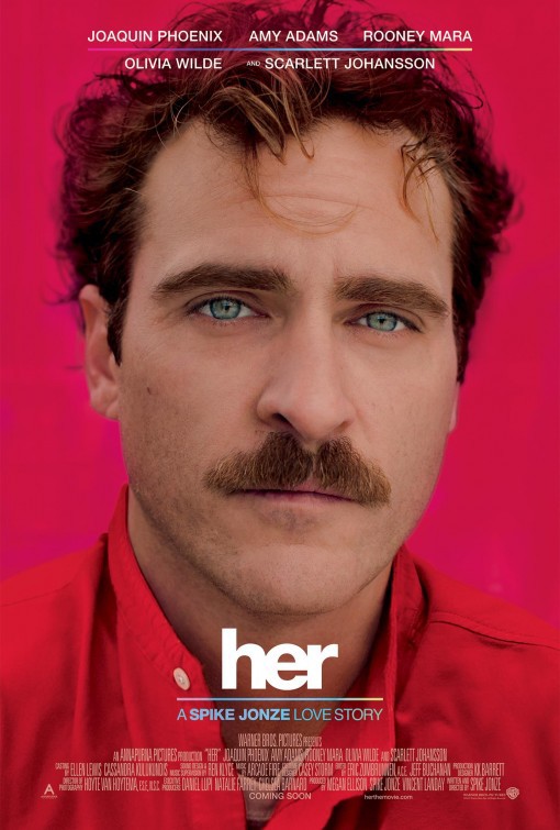 Her – Aşk Betimleyen: Beyza KURAL  Dikey dikdörtgen afiş, Theodore Twombly’nin (Joaquin Phoenix) yakın plan portresi şeklinde. Afişte parlak pembe fon ve Theodore Twombly’nin üzerindeki kırmızı gömleğin rengi genele hakim.  Theodore Twombly uzun, üçgen yüzlü, açık beyaz tenli, 30’larının sonlarında. Dalgalı beş cm kadar kahverengi saçlarının alnına düşen perçemlerinde sarı şeritler var. Saçları alnının iki yanına oyuntu yapacak şekilde açılmış ancak saçlarının uzunluğu bu açıklığı göze batan bir hale getirmiyor. Favorileri kulaklarını yarısına dek uzun. Alnı geniş. Alnın ortasında aşağıya doğru yay şeklinde çok derin olmayan bir çizgi var. Kaşları koyu kahverengi, kalın, uzun, dikdörtgen şeklinde. Kaşlarının hemen altında başlayan gözleri yassı. Dışı koyu lacivert çerçeveli açık renk gözleri maviden, sarıya değişiyor, parlak, doğrudan karşıya bakıyor. Sol kulağının yalnızca kulak memesi belli belirsiz seçiliyor. Sağ kulağının boyutu yüzüne uygun, göze çarpmıyor, kulak memesinde belki eski bir yaradan kalma hafif, aşağıya doğru bir çizgi var. Burnu uzun, burnunun ucu ve aşağıya dönük burun delikleri üçgen şeklinde. Yanakları geniş. Hafif sakallı, en fazla iki günlük. Bıyıkları burun çizgisinin ortasından ayrılıyor. Dudaklarının hemen yanında bitiyor, kısa, uçlara doğru rengi açılıyor. Uzun çenesinin sonu düz yatay çizgi şeklinde. Boynu kılsız.  Arka planda yer alan pembenin bir iki ton koyusu, kırmızımsı, hakim yaka bir gömlek giymiş. Gömleğin açık olan küçük, üst beyaz düğmesinin altından beyaz bir tişörtün bisiklet yakasının bir kısmı görünüyor. Omuzları genişçe. Gömleğin yakası dağınık duruyor.  Çenesinin hemen altında filmin adı birbirine yapışık fontlarda, küçük, beyaz harflerle yazılmış: “her”. Filmin adının altındaki yatay mavi ve beyaz karışımı açık çizginin altında küçük puntolarla ve maviden beyaza uzanan büyük harflerle “A SPIKE JONZE LOVE STORY” yazısı yer alıyor. Afişin en sonundaki filmle ilgili diğer bilgiler bu versiyonda okunmuyor.  Theodore Twombly’nin saçlarının üzerinde iki sıra halinde oyuncuların isimleri küçük puntolu, beyaz, büyük harflerle iki sıra halinde yazılmış. İlk sırada “JOAQUIN PHOENIX, AMY ADAMS, ROONEY MARA” ismi seçiliyor. Kırmızı, mor, mavi, yeşil ve sarının birbirine karıştı yarım santim kadarlık ince şeridin altında ise “OLIVIA WILDE ve SCARLET JOHANSSON” isimleri okunuyor.