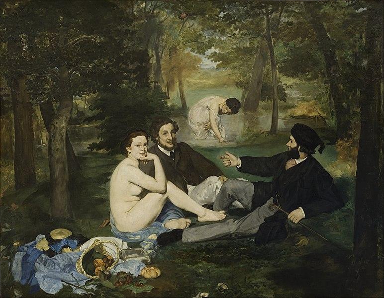 Kırda Öğle Yemeği (Le Déjeuner sur l’herbe) Yatay dikdörtgen yağlı boya tabloda, ormanda birlikte oturan bir çıplak kadın ile iki erkek ve biraz uzaklarında bir kadın görülüyor. Ormanda irili ufaklı, kalın ve ince gövdeli, orta yapraklı, yeşilin farklı tonlarında yer yer sararmış yapraklı karşılıklı dizilmiş ağaçlar yer alıyor. Ortadan bir nehir geçiyor.  Tablonun sol kısmına konumlanmış, memesi dahil vücudunun sağ kısmı görünen ve yüzü tabloya bakan kişiye dönük çıplak kadının beyaz teni, ortalama bir kilosu, arkadan toplanmış kahverengi saçları var. Dikdörtgenimsi bir yüze, geniş bir alna, sivri bir buruna, koyu renkli gözlere sahip. Çenesini tutan sağ elinin dirseği, ileri doğru uzanan sağ ayağının dizine dayanmış. Mavi bir örtüye oturmuş kadının sol bacağı örtüye sarılmış ve sağ bacağının altına, ayak tabanı tabloya  bakan kişiye dönük şekilde uzanmış.  Yanındaki beyaz tenli erkeğin, kahverengi hafif uzun dalgalı saçları ve sakalları ile bıyıkları var. Sivri ince bir yüze sahip, alt dudağı dolgun, burnu sivri, koyu renkli gözleri düşük. Kahverengi ceket, siyah bir kravat ve beyaz bir pantolon giymiş. Vücudu tabloya  bakan kişiye dönük, sağ eli kadının arkasında yerde duruyor, sol eli yere uzanmış dizlerinin üstünde duruyor. Boşluğa bakıyor gibi.  İkisinin karşısında hafif yatar pozisyondaki erkek, diğer erkeğe sağ eli havada, işaret ve baş parmağı dik bir şekilde bir şey anlatıyor gibi.  Siyah saçlara, siyah sakal ve bıyıklara sahip erkeğin ince bir yüzü, dik bir burnu var, yüzü diğer erkeğe dönük. Yanlamasına yere yasladığı sol ayağı kadının oturduğu örtüye kadar uzanıyor. Sağa doğru kıvrılmış sağ ayağı ise kadın ve yanındaki erkeğin arasında duruyor. Siyah, yuvarlak 4 santimetre yüksekliğindeki şapkasının arkasından 3 parmak uzunluğunda bir kuşak sarkıyor. Siyah dizine kadar gelen bir palto, siyah ceket, gri pantolon, beyaz gömlek giymiş. Yavruağzı geniş bir kravat takmış. Çorapları da siyah renk. Sol elinde kahverengi yere dayadığı ince bir baston tutuyor.  Tablonun bize en yakın sol tarafında yerde buruşmuş yer yer iç içe geçmiş beyaz, açık ve koyu mavi örtüler var. Örtülerin üstünde hasır bir sepetin içinde kahverengi ve turuncu renkte meyveler gözüküyor. Kahverengi meyvelerin bir kısmı yeşil yaprakların üstüne dökülmüş. Yerde hiç yenmemiş bir küçük somon ekmek var. Örtünün üstünde içinden mavi ve siyah tonlarda kumaşlar görünen yuvarlak hasır bir kutu duruyor. Yerde oturan üçlünün az gerisindeki nehirde beyaz kolsuz elbiseli eğilmiş, yüzü sola dönük, sağ elini suya sokmuş, sol elini karnının altına elbisesine dayamış bir kadın görülüyor. Beyaz bir tene, hafif dalgalı ortadan ikiye ayrılmış, kahverengi arkadan toplanmış saçlara sahip. Kadının solunda biraz uzağında boş, kürekleri olan kahverengi bir sandal var.