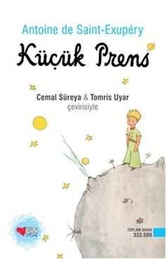 Küçük Prens Küçük Prens kitabının dikey dikdörtgen kapağının fonu beyaz. En üstte mavi, baş harfleri büyük, orta puntolarla “Antonie de Saint-Exupéry” yazıyor. Hemen altında büyük puntolu, siyah el yazılı “Küçük Prens”in baş harfleri büyük.  Prens’in “s” harfinin hemen üzerinde harfin üçte biri kadar, halkalı, sarı bir gezegen var. Küçük Prens yazısının altında, her iki yanda, iki küçük sarı yıldız seçiliyor.  “Cemal Süreya&Tomris Uyar çevirisiyle” notu ortalanmış şekilde, siyah, yazarın adından daha küçük puntolu.  Kapaktaki resim sağ alt köşeden başlayan, yarısı görünen gri bir gezegenin üzerinde sarı saçlı bir çocuğu içeriyor. Gezegenin üzerinde küçük çiçekler, yanardağ var. Çocuk sola bakıyor. Açık yeşil bir pantolon, kısa kollu gömlek ve koyu renk kemerli. Kırmızı papyonlu. Nokta halinde siyah gözlü, minik bir çizgili kalkık burunlu ve küçük yuvarlak ağızlı. Sarı saçları, dağınık. Gezegenin etrafında sarı yıldızlar, ve iki farklı boyutta sarı iki daire şeklinde gezegenler var. Kapağın sağ, altında gezegenin üzerinde mavi dikdörtgen şeridin hemen yanındaki bir tırnak büyüklüğündeki bölümde alt alta “Toplam Baskı 335.500” yazıyor.  Kapağın sol yanında bozuk para kadar, karalanmış bir bulut gibi beyaz fonun üzerinde kırmızı bir kalbin yanında beyaz büyük harfli “Can” altında siyah, ince harflerle “Çocuk” yazıyor.