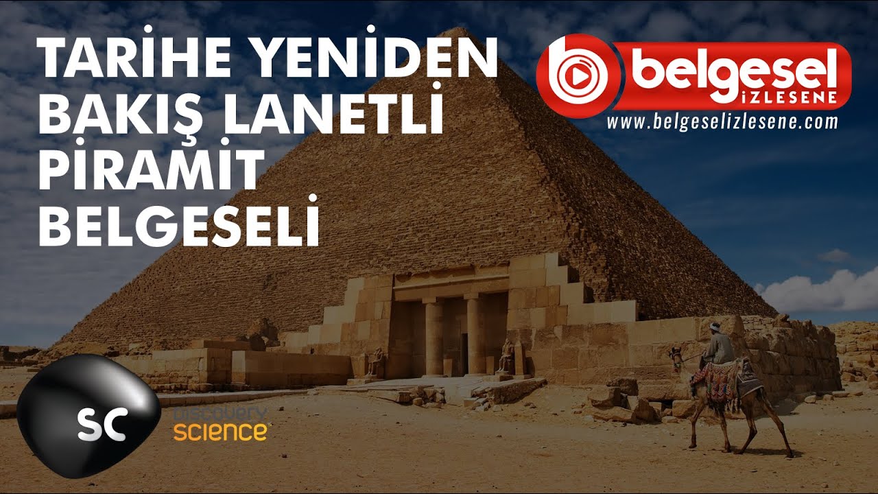 Lanetli Piramidin Gizemi  Betimleyen: Yeliz SAYGINAR Enine dikdörtgen renkli afişin arka planında beyaz bulutların dağıldığı mavi gökyüzü var. Ön planda, taşlı, sarı kumların ortasında, gökyüzüne doğru bir piramit yükseliyor. Sağ ön köşesinde, bir devenin sırtında piramide doğru giden bir adam duruyor. Başında beyaz sarık olan adam, kırmızı, yeşil, mavi ve beyaz renklerle örülmüş, kilim desenli bir örtüde oturup, devenin yularından tutmuş. Örtünün ucundan püsküller sarkıyor. Piramidin sağ üstünde, yuvarlak, kırmızı bir zeminde beyaz harfle küçük “b” harfi var. Yanında uzanan şeritte, iki satır halinde “belgesel izlesene” yazıyor. Yuvarlaktaki “b” harfinin içinde bir üçgen var. Ön ve sağ cephesi görünen piramit, tepeye doğru sivrilen bir üçgen şeklinde. Daha geniş duran ön cephedeki giriş, büyük, düzgün biçimlendirilmiş dikdörtgen taşlarla örülü. Girişin ortasında iki yuvarlak sütun uzanıyor. Önündeki zemin, taş döşeli olduğu için yüksekte duruyor. Sağ ve sol köşede oturur halde iki insanımsı heykel var. Heykellerin yanında aynı boyda iki dikili taş duruyor. Girişteki taşlar kum rengindeyken, piramidin üst kısmındaki taşlar daha küçük ve koyu renkte. Girişin iki yanı, büyük taşlardan örülmüş çok yüksek olmayan duvarlarla çevrili. Sağ taraftaki duvarın önünde, birkaç tane büyük taş yığılmış. Piramidin sol alt köşesinde gri renkli, köşeleri oval, taş biçiminde bir şekil var. Ön ve sağ yüzü daha parlak duran şeklin üstünde küçük beyaz harflerle “sc”, şeklin sağındaki kumların üstünde ise gri ve sarı renkte iki satır halinde “Discovery scıence” yazıyor. Afişin sol tarafında, büyük punto ve beyaz renkli harflerle, dört satır halinde “TARİHE YENİDEN BAKIŞ LANETLİ PİRAMİT BELGESELİ” yazıyor.