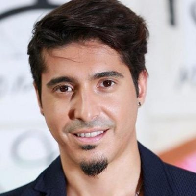 Müzisyen Ferman Akgül Kare biçimindeki renkli fotoğrafta Ferman Akgül 30 yaşlarında. Müzisyen fotoğrafta omzunun hizasından yukarısı çıkacak şekilde konumlandırılmış. Ceket giyen sanatçının arka planı bulanıklaştırılmış ve kendisi doğrudan objektife bakıyor.  Esmer tenli müzisyenin koyu kahverengi, düz, hafif uzun saçları sol tarafına doğru taranmış, faulleri  kulak memesinin üst hizasına kadar iniyor. Yüz hatları yuvarlak olan sanatçının çenesi sivri. Gözleri hafif iri ve kahverengi, kaşları siyah ve kalın. Ferman Akgül’ün burnu büyük ve kemikleri belli, ucu sivri. Alnı dar ve dikdörtgen şeklinde. Saçından bir tutam alnının üzerine düşmüş. Sanatçının kulakları küçük ve ayrık değil. Alt dudağı üst dudağına göre daha dolgun ve gülümserken alt dudağı alt dişlerini kapatmış. Dişleri beyaz ve düzgün. Siyah bıyıkları yeni çıkmaya başlamış. Dudağının hemen altında bir parmak ve sivri çenesinin ucunda iki parmak uzunluğunda siyah sakalları var.  Müzisyenin sol omzu sağ omzundan daha yüksekte duruyor. Koyu mavi renkli bir ceket giyiniyor. Yakasının sol yanında çok az kolyesi belli oluyor ve sol kulağında siyah renkli bir küpe mevcut.