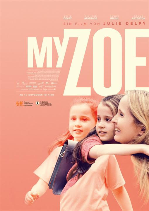 My Zoe/ Kızım Zoe Betimleyen: Aynur KOLİVAR  Şeftali rengine sahip fonda Isabelle (Julie Delpy), Zoe (Sophia Ally) ve Klon Zoe yer alıyor. Üçünün görseli fonla ve birbirleriyle iç içe geçmiş.  Zoe, karşısına bakıp gülümseyerek yürürken salladığı kollarından biri önde, diğeri biraz geride. Zoe’nin üst bedeninden uzanmış gibi görünen Klon Zoe, Isabelle’in kucağında ve kollarını onun boynuna dolamış, gülümseyerek yan tarafa bakıyor. Isabelle’in bedeni, şeftali rengi fonun içinde kaybolmuş, sadece kafası görünür halde. Isabelle de Klon Zoe ile aynı noktaya bakarak gülümsemiş.  7-8 yaşlarında olan Zoe ve Klon Zoe birbirinin kopyası. Beyaz tenli, ince dudaklı, ince kaşlı, yuvarlak yüzlü, dolgun yanaklı, kahverengi saçları uzun.  Zoe, kısa kollu, açık şeftali rengi bir tişört giyerken Klon Zoe’nin kısa kollu tişörtü, aynı rengin koyu tonu. Isabelle, sarı saçları sırtına dökülen, kemerli burunlu, açık renk tenli, alnı hafif çıkık bir kadın.  Üçlünün görseli, afişin sağ orta ve sağ alt kısmında konumlanırken üst tarafta yazılar yer alıyor.  Açık krem rengi harflerle “JULIE DELPY, RICHARD ARMITAGE, DANIEL BRÜHL, GEMMA ARTERTON”, “EIN FILM VON JULIE DELPY”.  Ortada büyük puntolu harflerle “MY ZOE”. “MY” kelimesi biraz daha küçük yazılmış, altında yer alan diğer yazılarsa çok daha küçük yazıldıkları için afişin internet versiyonundaki çözünürlüğün az olması nedeniyle okunaklı değil.