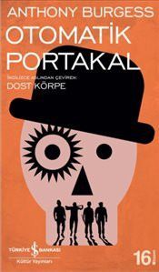 Otomatik Portakal Otomatik Portakal kitabının kapağı dikey dikdörtgen. Turuncu fonun üzerindeki yazılar, beyaz. En üstte büyük harflerle orta puntolarla “Anthony Burgess”, altında daha büyük puntolarla alt alta “Otomatik Portakal” yazıyor. Kitabın isminin sol köşesinde “İngilizce Aslından Çeviren / Dost Körpe” ifadeleri alt alta.  Yazılar, kapaktaki çizimin önünde. Çizim, siyah fötr şapkalı, pembe bir insan yüzü. Şapka sağa eğik. Siyah, bozuk para büyüklüğündeki gözlerden solda olanın etrafında bir çark gibi üçgen uzantıları olan dış halka var. Burun yukarı dönük üçgen şeklinde. Ağız bölümünü ise ayaktaki dört erkek silueti oluşturuyor. Siluetlerin gölgeleri de bacaklarını yarısına dek öne uzanıyor. En soldakinin iki kolu yanında, ikinci iki omzunun üzerinde bir silah taşıyor, üçüncünün ve dördüncünün kolları yanlarında.  Çizimin sol altında, yatay şekilde,  “Türkiye İş Bankası” logosu ile ince beyaz bir çizgiyle ayrılan “Kültür Yayınları” ifadeleri var. Kapağın sol, alt köşesinde bir parmak kalınlığındaki puntoyla “16” sayısının yanında dikey şekilde “.” ve “Basım” yazıyor.
