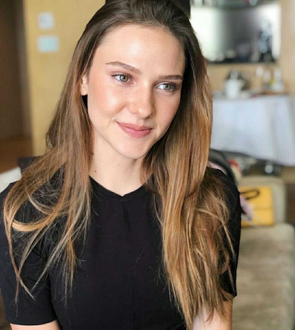 Oyuncu Alina Boz