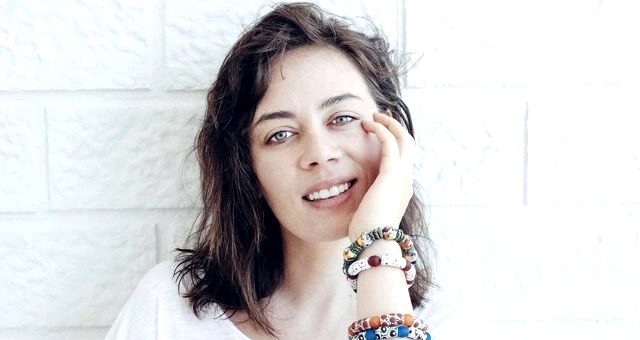 Oyuncu Demet Evgar Betimleyen: Selin AKGÜL Yatay dikdörtgen renkli fotoğrafta beyaz duvara sırtını yaslamış oyuncu Demet Evgar’ın omuzdan yukarısı gözükmekte.  Sol elini hafiften sol yanağına koymuş bir vaziyette poz vermiş oyuncu 38-40’lı yaşlarında.  Üst dişleri gözükecek şekilde objektife bakarak hafifçe gülümsemiş. Sol yan tarafından vuran ışık yüzünün sol kısmını daha fazla aydınlatmış.  Oyuncu oval yüz hattına sahip. Sağ yana almış olduğu dağınık saçları açık, omuz hizasında ve kahverengi tonda.  İnce kaşları kavisli, badem şeklindeki gözleri mavi renkte, göz kapağı düşük. Burnunun ucu yuvarlak, delikleri aşağı doğru bakıyor. Dudakları kalın. Üst dudağının ortası ‘V’ şeklinde. Çenesi çıkıntılı, yüzüne uygun. Sol yanak çizgisi belirgin. Boynu uzun.  Üzerinde beyaz renkte, geniş yakalı bir üst giyinmiş. Bileğinde iri boncuklu 4 tane bileklik var.