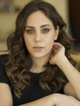 Oyuncu Öykü Karayel Betimleyen: Tuba KAYA (Öğretmen, İstanbul Üniversitesi Engellilik Araştırmaları Programında Yüksek Lisans Öğrencisi)  Dikey dikdörtgen renkli fotoğrafta Öykü Karayel 30’lu yaşlarında. Sol eliyle hafifçe uzun boynunun arkasına dokunan sanatçı sağ elini ise fotoğrafta görünmeyen bir nesnenin üzerine koymuş. Bulanık sarı tonlarında bir arka planda duran sanatçının üzerinde siyah, bisiklet yaka, kısa kollu bir tişört var. Göğüs hizasına kadar fotoğrafa alınmış ve yeşil tonlarında gözleriyle kadraja bakıyor.  Beyaz ve pürüzsüz tenli Öykü Karayel’in ortadan ikiye ayırdığı dalgalı, uçları daha açık tonda olan kahverengi, doğal görünümlü saçları omuzlarının altına dek dökülüyor.  Sol tarafındaki saçları kulak arkasına atılmış ve sol kulağının üst kıkırdağında parlayan bir küpe var. Sağ kulak, üzerine saçlar geldiği için görünmüyor.  Yuvarlak yüz hatlarına sahip olan sanatçının ince, kahverengi kaşları var. Dudakları kapalı fakat birbirine değmiyor. Dudakları pembe tonlarında rujla parlarken iri ve yuvarlak olan gözlerinde de kahverengi tonlarında bir makyaj var. Üst kirpiklerinin üzerine siyah kalem çekilmiş ve rimel sürülmüş. Yüzüne göre küçük burunlu ve çenesi hafif sivri.  Sanatçının yüzünde belli belirsiz bir gülümseme seçiliyor. İki yana ayırdığı saçlarının arasından geniş alnı görünüyor.