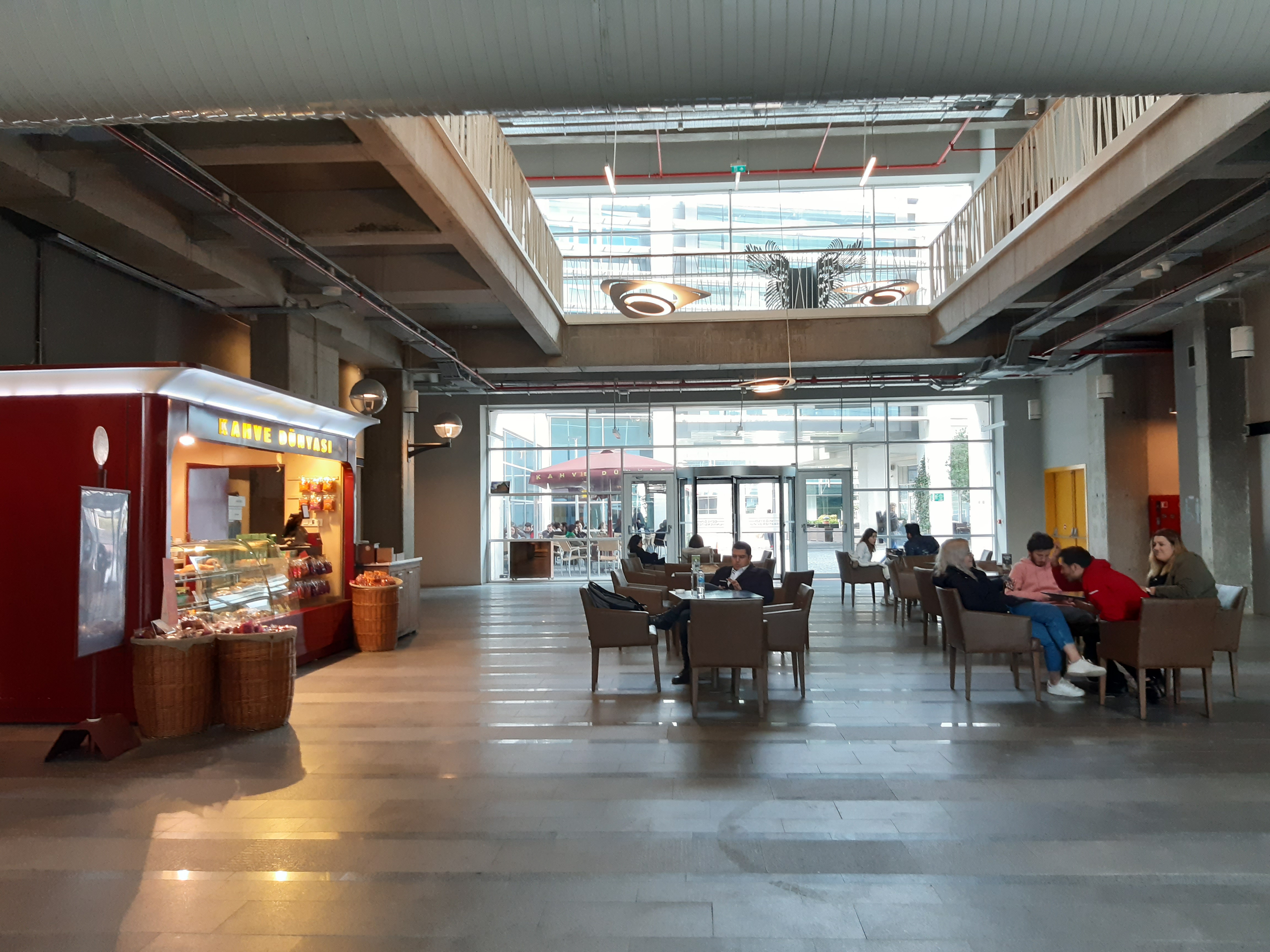 Özyeğin Üniversitesi – İşletme Fakültesi içi kahve dünyası