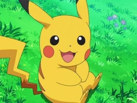 Pokemon çizgi filmi - Pikaçu Arka planı parlak yeşil çim olan renkli, yatay dikdörtgen , çizgi film görselinin ortasında yüzü görsele bakan dönük olan Pikaçu, ağzı sevinçle açılmış şekilde oturuyor. Ellerini birleştirip göbeğinin üzerine koymuş. Görselin yarısını kaplayan ve dört ayaklı küçük bir hayvana benzeyen Pikaçu’nun boynu yok, daire şeklindeki kafası hemen yuvarlak hatlı gövdesine bağlanıyor. Pikaçu’nun postu sarı renkte, sırtında iki tane kahverengi çizgi var. Kuyruğu zikzak şeklinde ve kuyruğun vücuduna yakın olan kısmı kahverengi. Pikaçu’nun her bir yanağında kırmızı bir daire ve üzerinde küçük beyaz ovaller olan oval siyah gözleri var. Sevinçle açtığı ağzı ters M harfi şeklinde ve içindeki pembe dili gözüküyor. Uçları siyah olan uzun, ince, sivri kulakları havaya kalkmış.
