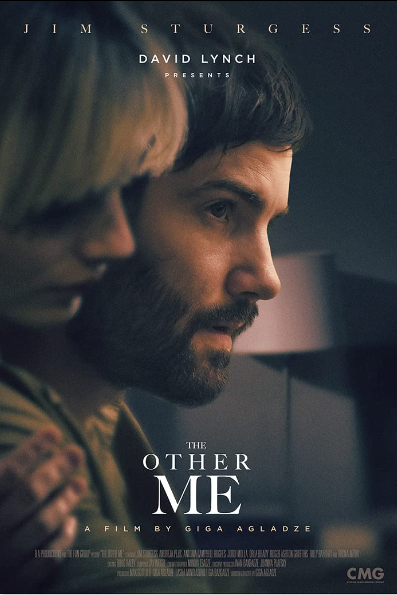 En üstünde beyaz, büyük puntolu büyük harflerle “JIM STURGESS”, altında “DAVID LYNCH SUNAR” ifadesi yazılı afişte sarışın kadın ve sakallı adam yer alıyor. Sarışın kadının sakallı adama arkadan sarıldığı bir kare afişin fonunu oluştururken, kadın ve adam afişin soluna konumlandırılmış. Üstünde yeşil bir gömlek olan yan profilden görülen sakallı adam sağ ileriye doğru bakarken sakallı adamın sağ omzunu tutan sarışın kadın, başını yere doğru hafifçe eğmiş.  Sakallı adamın solunda, geride beyaz şapkalı bir abajur fark ediliyor.  Küçük burunlu, kavisli kaşlara sahip ciddi ifadeli sakallı adamın ağzı biraz aralık duruyor. Kareye yalnız yüzü ve sağ eli dahil olan düz burunlu sarışın kadının kâkülü alnını örtüyor. Yanağını sakallı adamın yanağına dayayan kadın, adamı teselli eder gibi müşfik bir ifadeye sahip.  Afişin alt ortasında büyük puntolu beyaz harflerle “İLLÜZYON” altında küçük puntolu büyük harflerle “THE OTHER ME” yazıyor. Afişin en altında büyük harflerle “26 Temmuz’da Sinemalarda” ifadesi yer alıyor.