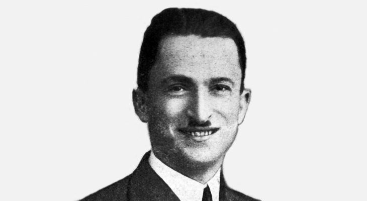 Yazar Reşat Nuri Güntekin Betimleyen: Beyza SAMUR (Fatih Sultan Mehmet Vakıf Üniversitesi öğrencisi) Yatay dikdörtgen, siyah beyaz, yakın çekim portresinde Reşat Nuri Güntekin, omuzlarından yukarısı görünecek şekilde gülümseyerek kadraja bakıyor.  Güntekin’in bedeni hafif soluna doğru, yüzü ise kadraja dönük. Işık sol tarafından vuruyor, Portrenin fonu ise beyaz renkte.  30’lu yaşlarında görünen Reşat Nuri Güntekin dikdörtgenimsi bir yüz yapısına sahip. Kulakları yüzüne oranla küçük. Geniş alnının üzerinde arkaya doğru taranmış düz, kısa, siyah saçları var. Kavisli, seyrek ve birbirine yakın duran kaşları ile göz kapakları arasında mesafe az. Gülümsediği için kısılmış gözleri koyu renkte görünüyor. Güntekin’in burnu uzun, kemikli ve burun ucu aşağıya dönük. Burnunun hemen altından başlayan siyah, bir santim kalınlığında, burun kenarlarının çizgilerini geçmeyecek biçimde, dudak üzerinin ortasında konumlanmış ince bir bıyığı var. Dişlerini ortaya çıkaracak şekilde gülümsemesinin etkisiyle dudaklarının yanından burnuna iki çizgi uzanıyor. Oval bir çenesi olan yazarın hafif bir gıdısı var. Yakası kapalı beyaz bir gömlek, takım elbise ceketi giyinmiş ve siyah bir kravat takmış.