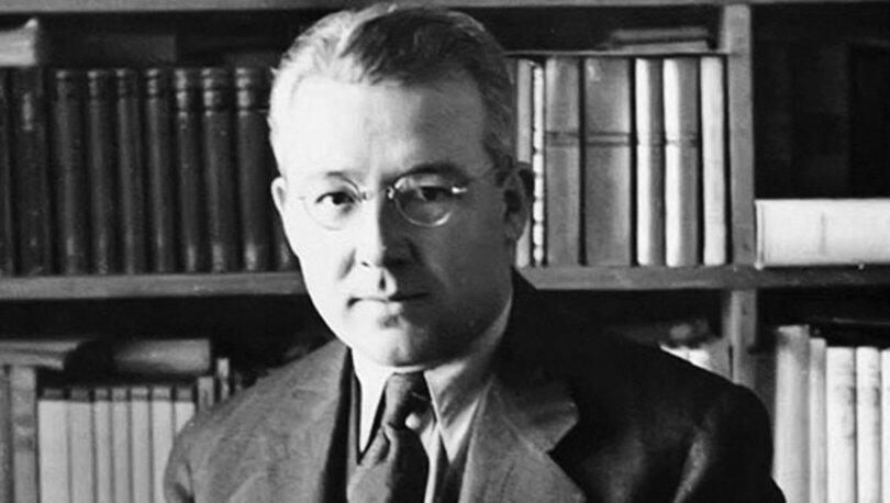 Yazar Sabahattin Ali Betimleyen: Selin AKGÜL  Yatay dikdörtgen, siyah beyaz fotoğrafta Sabahattin Ali 38-40 yaşlarında. Kitapların dizili olduğu rafların önünde omuzdan yukarısı görünecek şekilde fotoğraflanmış.  Kırlaşmış, düz saçları sol yanına taralı. Kare yüz hattına sahip ve yüzü geniş. Alnı açık. Sağ yan tarafından vuran ışık yüzünün sağ kısmını daha fazla aydınlatmış.  Gözleri küçük, göz kapağı düşük ve gözüne kemiksiz, yuvarlak bir gözlük takmış. Dudakları ince, üst dudağının ortası ‘v’ şeklinde. Burnunun iki yanından çenesine doğru iki çizgi iniyor. Burun delikleri belirgin, burnu yüzüne uygun. Çene ucunda dik, ince bir gamze çizgisi yer alıyor. Kulakları küçük, üst kısımları hafifçe yüzünden uzakta.  Yüzünde de hafif bir gülümseme ifadesi olan yazar doğrudan objektife bakıyor. Beyaz gömlek üzerine koyu renk yelek ve ceket giymiş, koyu renk kravatlı.
