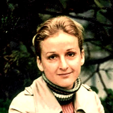 Yazar Sevgi Soysal Betimleyen: Ayşe Selin BAĞBAN (Boğaziçi Üniversitesi Yabancı Diller Eğitimi Bölümü Son Sınıf – ED 200 Dersi Öğrencisi)  Kare şeklindeki renkli fotoğrafta Sevgi Soysal 30 yaşlarında. Omzunun biraz altından konumlandırılmış. Üstünde açık renk bir trençkot var. Vücudu sola, yüzü objektife dönük, hafif bir gülümseme ile doğrudan kadraja bakıyor. Arka planda yeşil ağaçlar mevcut.  Beyaz tenli yazarın saçları sarı-kahverengi arası ve kafasının arkasında toplanarak sıkı olmayan bir topuz yapılmış. Geniş ve yuvarlak yüz hattına sahip. Çenesinin ve küçük burnunun ucu hafif sivri. Kulak memesi yapışık ve kulağı ne büyük ne de küçük. Siyah renkli badem gözleri var ve bir parmak aşağısında göz torbaları ikinci bir çizgi oluşturmuş. Kaşları kahverengi ve çok ince. Dudakları ince ve dar. Burnunun orta hizasından dudaklarına doğru iki yüz çizgisi iniyor. Alnı geniş ve dikdörtgen şeklinde.  Kırık beyaz renkli trençkotun altına boğazlı kazak giymiş. Kazağın boğaz kısmı siyah, beyaz ve yeşil şeritlerden oluşuyor. Geri kalan kısmının sadece üst kısmı belli ve açık pembe renginde.
