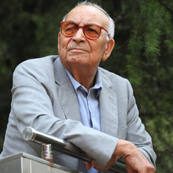 Yazar Yaşar Kemal Kare şeklindeki renkli fotoğrafta Yaşar Kemal 80 yaşlarında. Yazar fotoğrafta bel hizasından yukarısı alınacak şekilde konumlandırılmış. Takım elbise giyen sanatçı kollarını metal bir korkuluğa dayanış, sağına bakar şekilde ayakta durarak, sağa doğru bakıyor. Arka planda yeşil ağaçlar mevcut.  Kumral tenli yazarın kısa beyaz saçları var ve alnının üstünden kafasının ortasına kadar saçları açılmış. Alnı oldukça geniş, yüz ve çene hatları oval. Gözleri kısık, turuncu renkli güneş gözlüğü göz rengini belli etmiyor. Sağ gözü neredeyse tamamen kapalı ve aşağı sarkmış. Burnu uzun, burun tabanı geniş, burun delikleri geniş, aşağıya bakıyor. Yaşar Kemal’in kulakları büyük ve ayrık. Dudakları ince, ten renginde, sıkıca kapalı. Boynunda sarkma seçiliyor. Kaşlarını gözlüğü kapatmış. Dudaklarının yanından burun hizasına kadar uzanan yüz çizgileri mevcut.  Gri renkli takım elbise giyen yazar üstünde açık mavi, üst düğmesi açık olan gömlek var. Yaşar Kemal önündeki gri yarım duvara yaslanmış ve kollarını duvarın üstündeki uzun yatay demire yaslamış. Sol eliyle demiri tutan yazar, sağ kolunu demirden dışarı sarkıtmış.