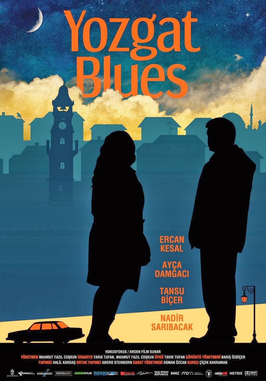 Yozgat Blues Betimleyen: Hatice ÇULHA  Dikey formdaki afişte mavi tonları hâkim. Afişin mavi fonunun önünde birbirine bakan bir kadın, Neşe (Ayça Damgacı) ve bir erkek, Yavuz (Ercan Kesal) yer alıyor. Gecenin karanlığının yer aldığı koyu mavi gökyüzünün sol tarafında sola dönük beyaz bir hilal bulunuyor.  Hilalin sağ kısmında ve afişin orta üst kısmında turuncu harflerle baş harfleri büyük olmak üzere 2 cm uzunluğunda ve 2 satır halinde “Yozgat Blues” yazmakta. Afişin orta kısmında ve arka kısımlarında ise evler, cami ve saat kulesinin gölgeleri yer almakta. Evlerin üst kısmı sarı renkte dumanla kaplı. Afişin sağ ön kısmında sol tarafta dalgalı saçlı ve uzun bir yağmurluk giymiş gibi duran hafif kilolu bir kadının, Neşe’nin, gölgesi; sağ tarafta ise kadınla aynı kiloda gibi, kadından biraz uzun olan ve üzerinde montu var gibi görünen bir erkeğin, Yavuz’un, gölgesi yer alıyor.  Bu iki gölge birbirine dönük ve simsiyah. Neşe ve Yavuz’un arasında ve bacaklarının hizasında turuncu renklerle ve büyük harflerle yarım santim boyunda yukarıdan aşağıya şu isimler yazılı: ERCAN KESAL, AYŞE DAMGACI, TANSU BİÇER, NADİR SARIBACAK. Neşe’nin ayağının sol tarafında camları turuncu siyah bir araba yer alırken Yavuz’un ayağının sağ kısmında ise turuncu lambası olan siyah bir sokak lambası yer alıyor. Ayaklarının altı siyah bir şeritle ayrılmış. Bu kısımda 3 satır halinde ve beyaz ve turuncu renklerde şunlar yazmakta: İlk satırda HOKUSFOKUS/ARDEN FİLM SUNAR; ikinci satırda ise YÖNETMEN MAHMUT FAZIL COŞKUN, SENARYO TARIK TUFAN, MAHMUT FAZIL COŞKUN, ÖYKÜ TARIK TUFAN, GÖRÜNTÜ YÖNETMENİ BARIŞ ÖZBİÇER; üçüncü satırda ise YAPIMCI HALİL KARDAŞ, ORTAK YAPIMCI ANDRO STEINBORN, SANAT YÖNETMENİ OSMAN ÖZCAN, KURGU ÇİÇEK KAHRAMAN. En alt satırda ise filmin sponsorları yer almakta. Bu sponsorlardan bazıları ARDENFİLM, CINELINK, MMZ, REKLAM5  METRIX’tir.