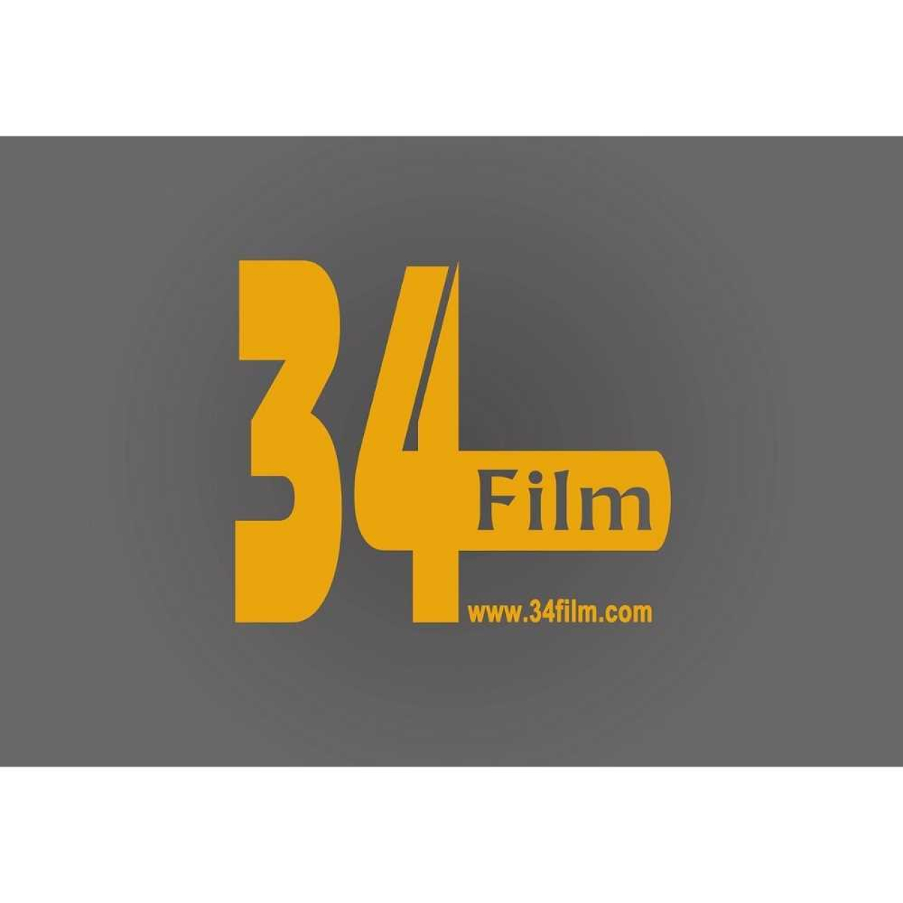 Gri zemin üzerine sarı 34 Film yazılı logo; 4 rakamı ile Film kelimesi iç içe geçmiş bir tasarımda sunuluyor. En altta www.34film.com adresi yer alıyor.