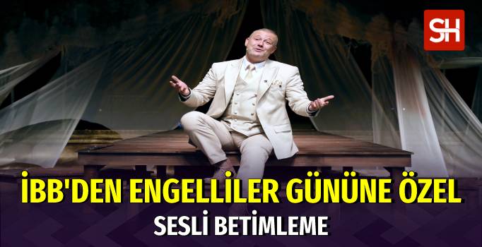 İBB'den Engelliler Günü'ne Özel Sesli Betimleme KJ'li görselde Levent Üzümcü, beyaz bir takım elbise giymiş, bir tiyatro sahnesindeki iskelenin ucunda oturuyor. Bir şeyler anlatan Levent Üzümcü ellerini iki yana açmış. sahnede balıkçı ağları seçiliyor.