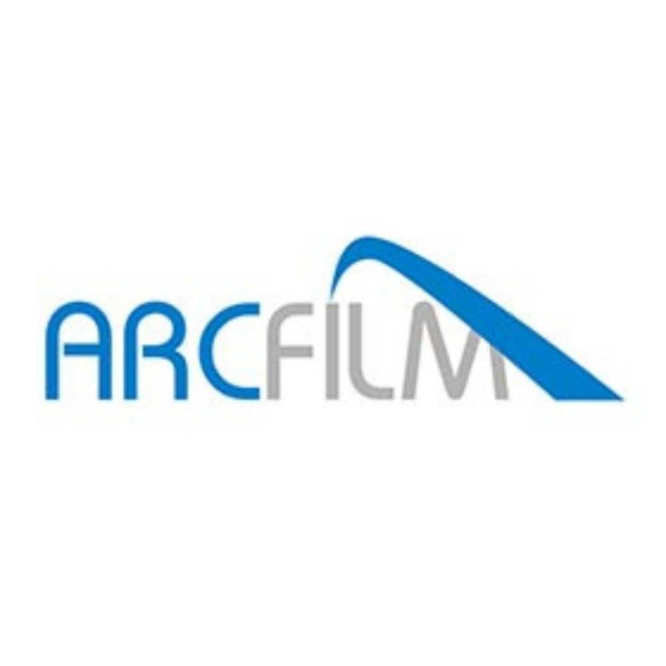 ARC Film logosu. Sol tarafta mavi renkte yuvarlak hatlı ARC, sağ tarafta gri renkte ince yapılı FILM yazısı yer alıyor. F harfinin üzerinden başlayıp yazının sonuna kadar uzanan mavi, kavisli bir yay figürü bulunuyor.