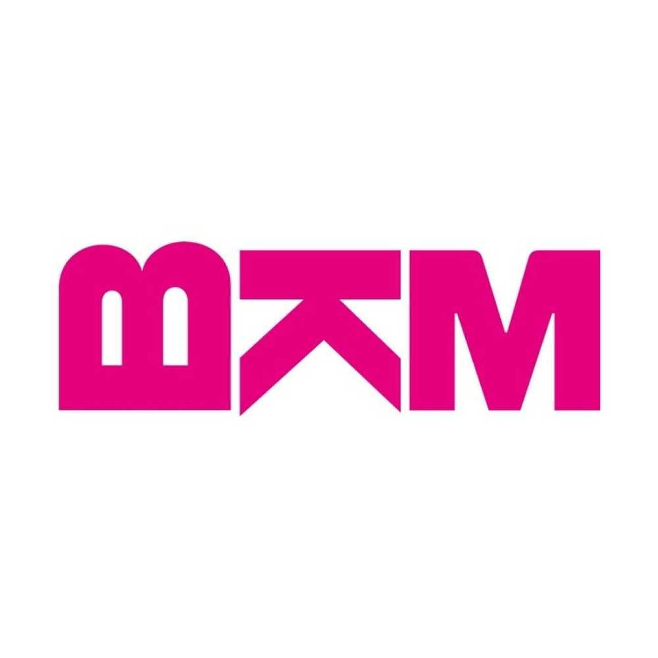 Beyaz zemin üzerinde canlı pembe renkte BKM logosu. Kalın ve bitişik harflerden oluşan logoda, B harfinin içinde iki küçük kemer boşluğu yer alıyor; K harfi ise stilize edilerek ok işaretini andıran keskin hatlarla tasarlanmış.