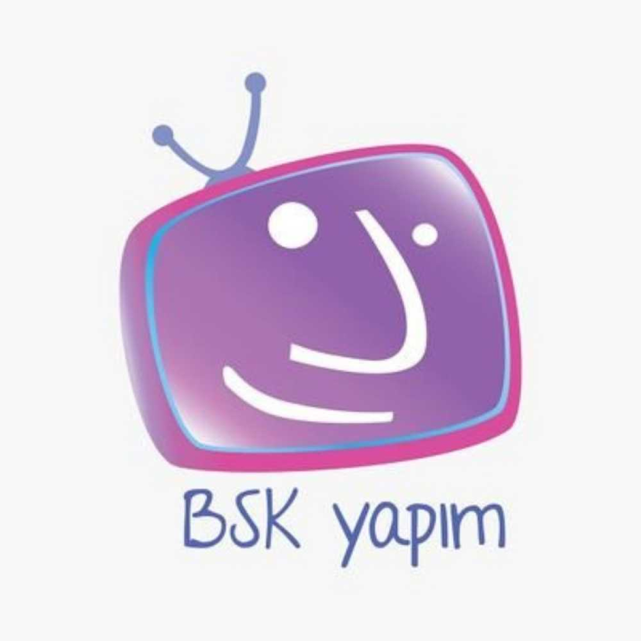 BSK Yapım logosu. Üstte pembe ve mor tonlarında, içinde gülen bir yüz ifadesi bulunan nostaljik bir televizyon illüstrasyonu yer alıyor. Televizyonun üzerinde küçük bir anten, altında ise el yazısı stilinde mavi renkli BSK yapım yazısı bulunuyor.