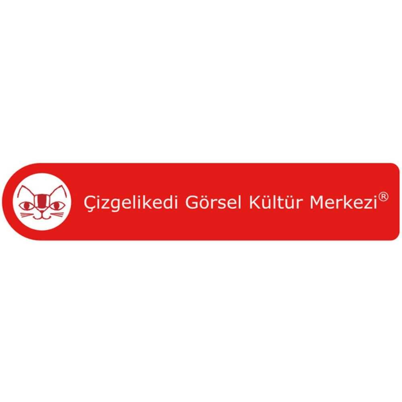 Kırmızı yatay bir bant üzerinde Çizgelikedi Görsel Kültür Merkezi logosu. Sol tarafta beyaz bir daire içinde stilize edilmiş kırmızı bir kedi başı figürü, yanında ise beyaz harflerle kurumun ismi yer alıyor.