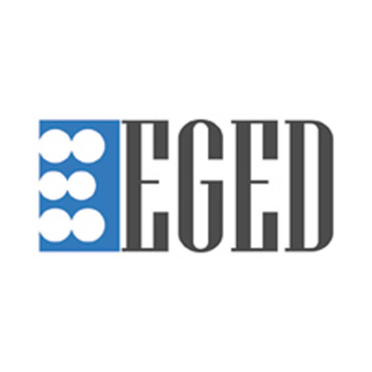 EGED logosu. Sol tarafta mavi bir dikdörtgen içinde dikey olarak sıralanmış altı beyaz daireden oluşan Braille alfabesi simgesi, sağ tarafta ise gri renkli büyük harflerle EGED yazısı bulunuyor.