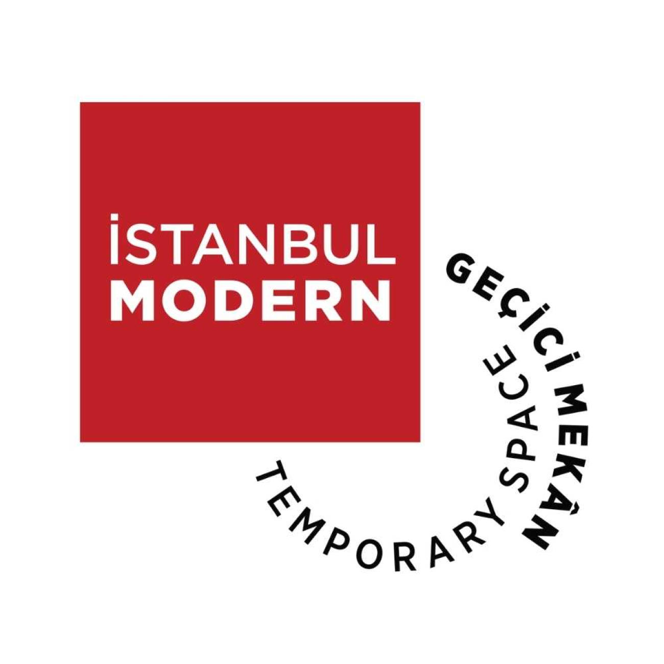 İstanbul Modern Sanat Müzesi'nin kırmızı kare formundaki ana logosu ve yan tarafında bu logonun dairesel bir hatla çevresini saran Geçici Mekân / Temporary Space yazısı.