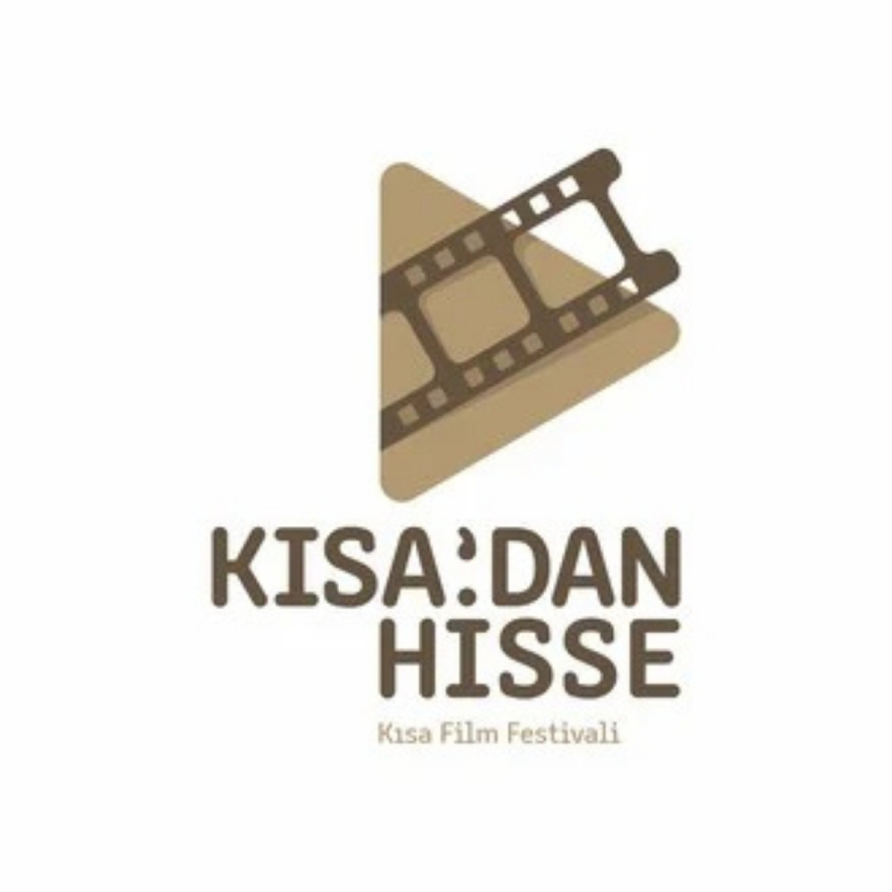 Kahverengi, üçgen bir oynat tuşu simgesinin üzerine yerleştirilmiş film şeridi görseli; altında KISADAN HİSSE Kısa Film Festivali yazısı