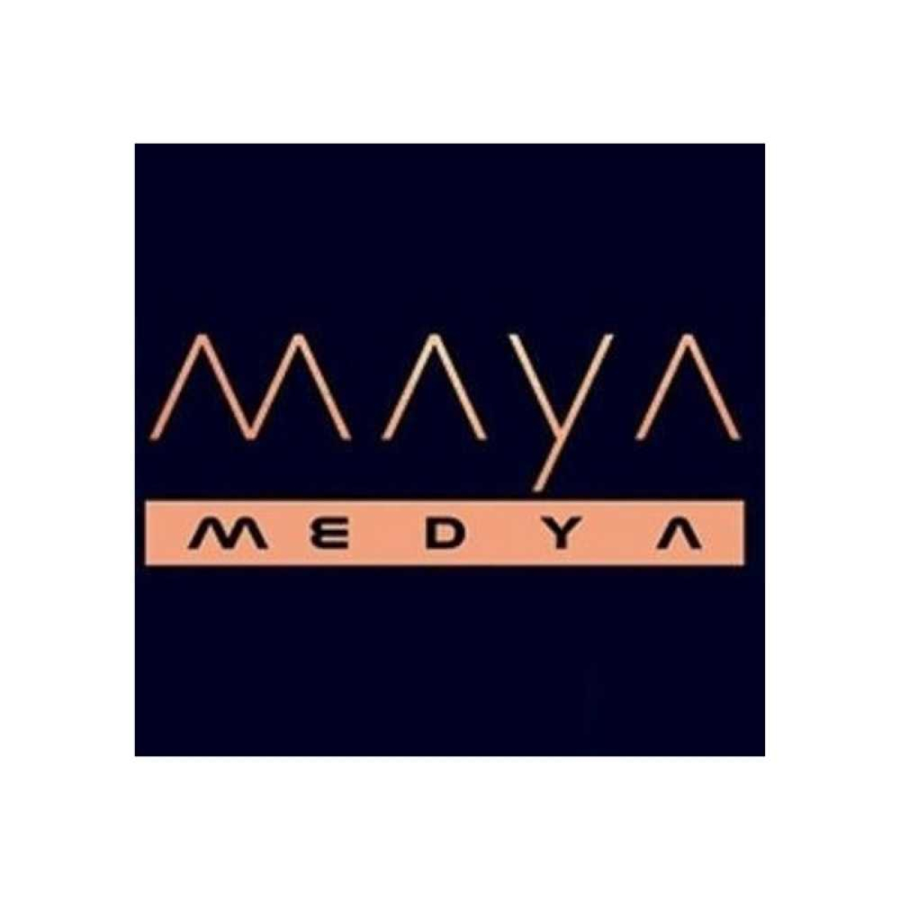 Maya Medya logosu. Stilize ve modern bir yazı tipine sahip olan logo, siyah zemin üzerine bakır rengi detaylardan oluşuyor.