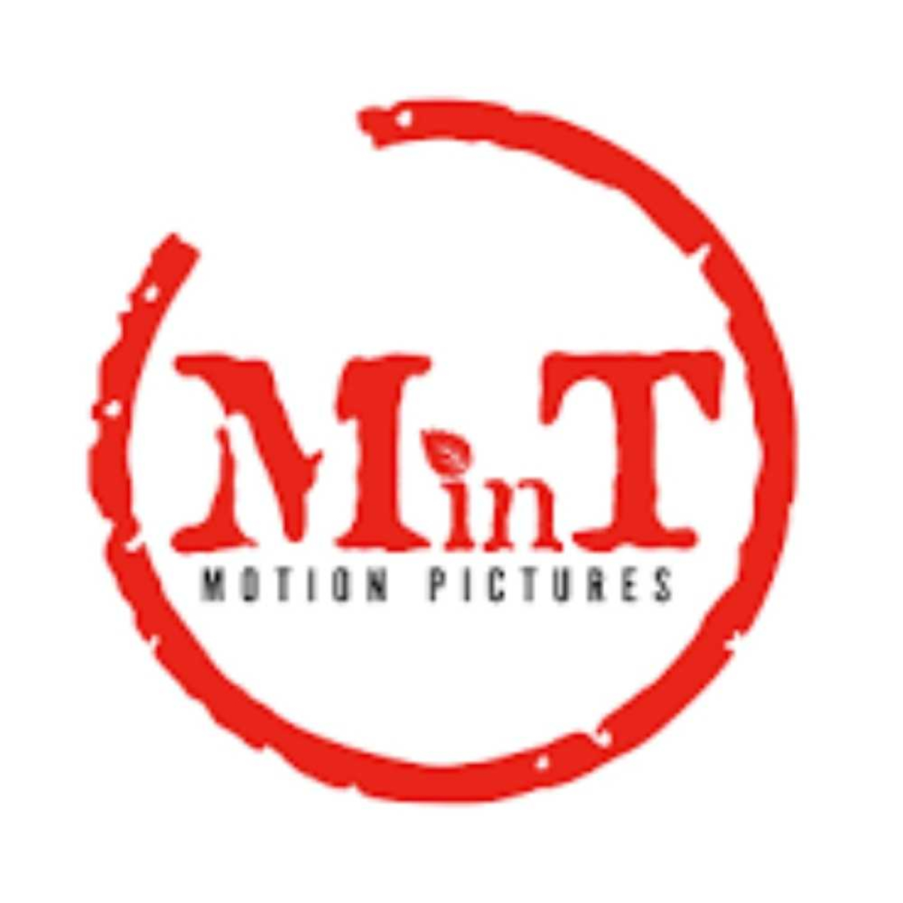 Kırmızı, fırça darbesi görünümlü bir halka içerisinde stilize edilmiş MinT ibaresi ve altında MOTION PICTURES yazısı. i harfindeki yaprak detayı dikkat çekiyor.