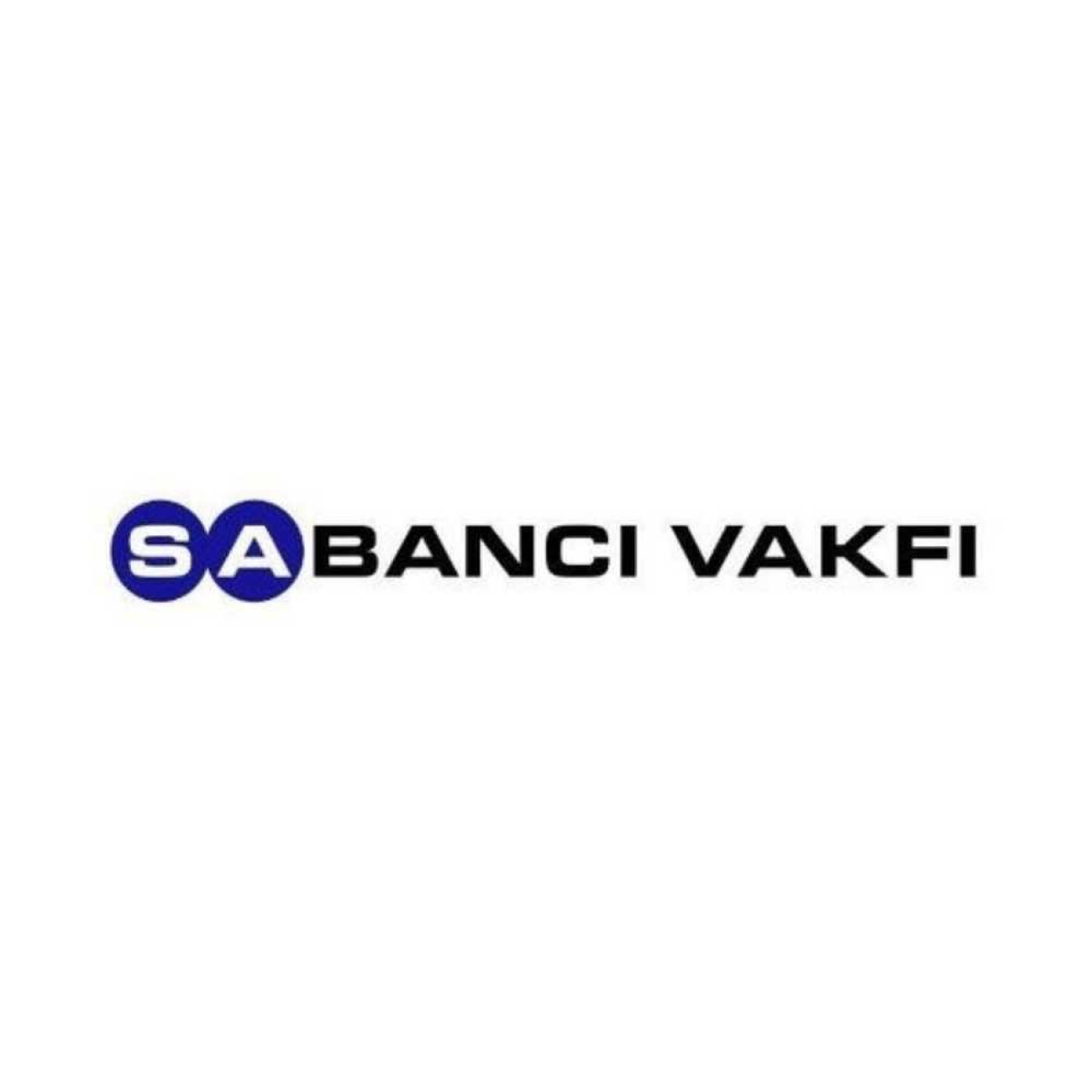 abancı Vakfı logosu: Lacivert halkalar içine yerleştirilmiş SA kısaltması ve yanındaki siyah 'BANCI VAKFI' metniyle oluşturulan marka logosu.
