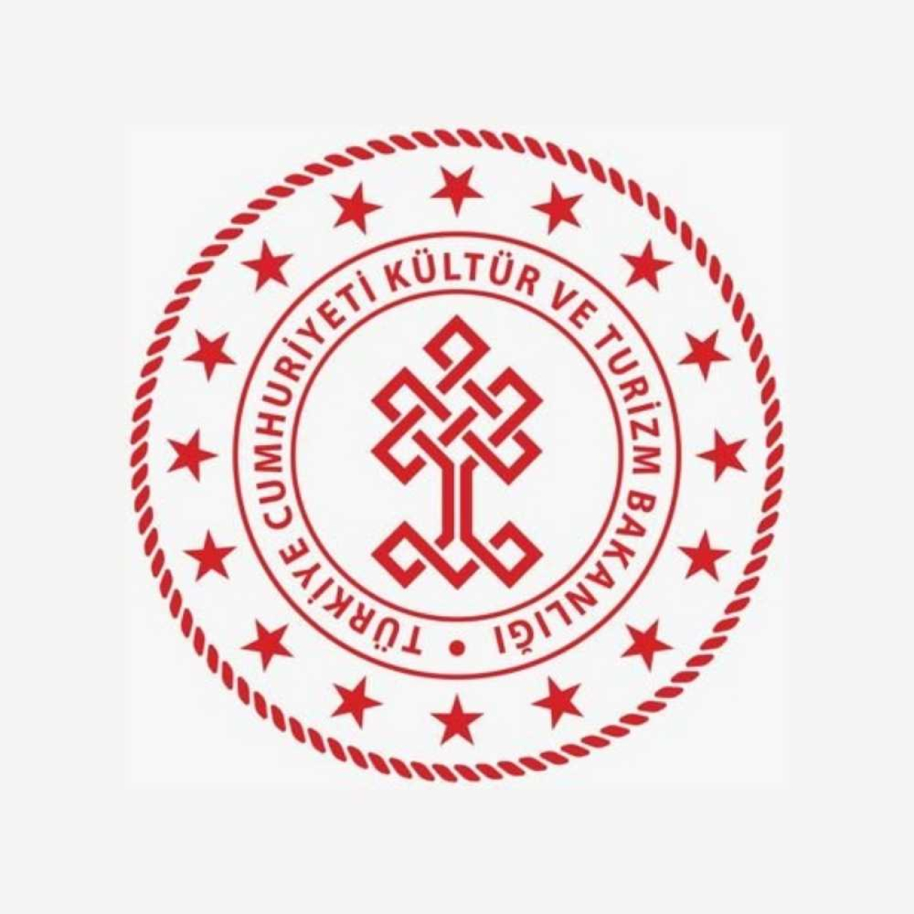 Kırmızı renkli Kültür ve Turizm Bakanlığı amblemi. Daire şeklindeki logonun ortasında geometrik bir ağaç figürü, etrafında ise bakanlık ismi ve yıldızlar bulunuyor.