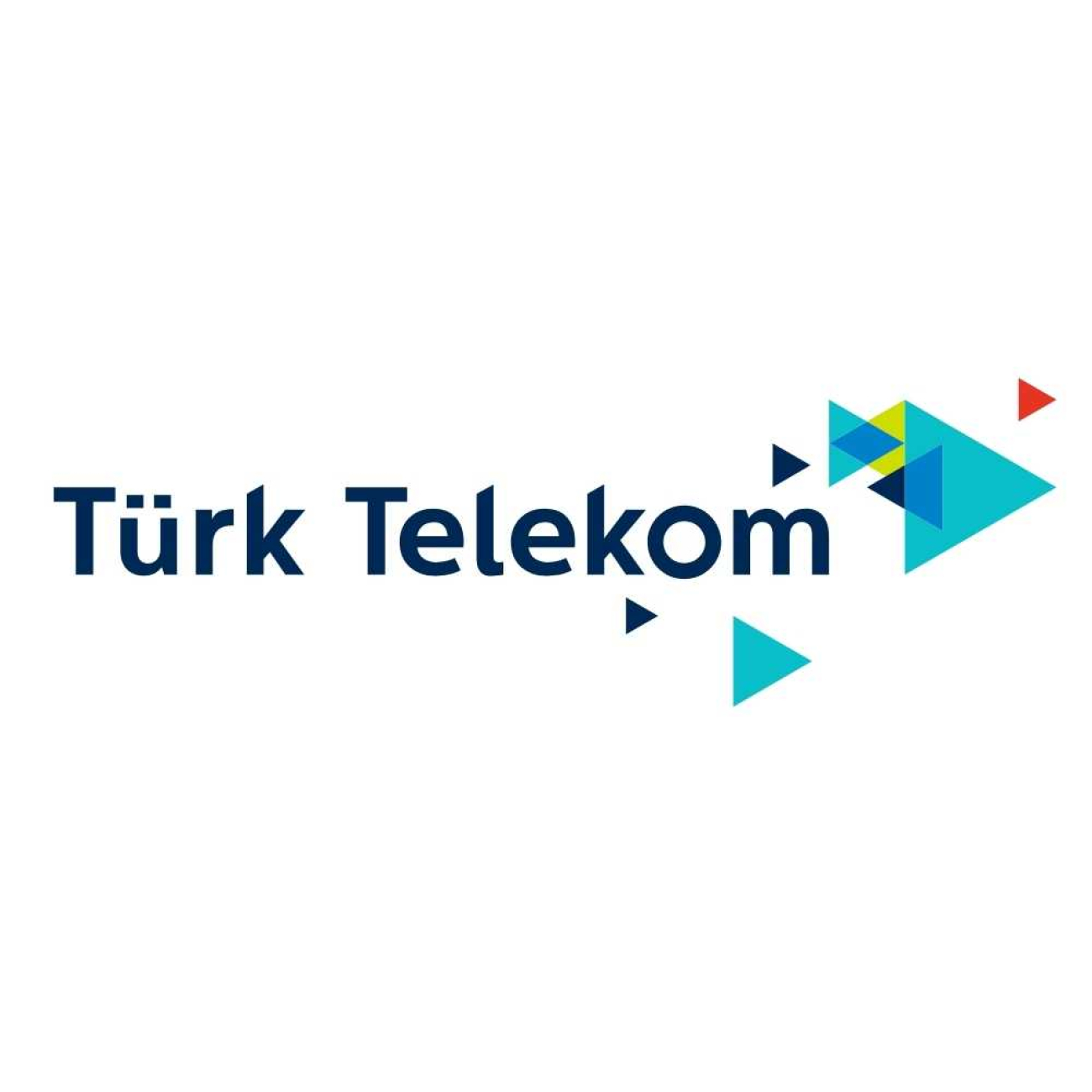Beyaz zemin üzerinde, üst üste binmiş açık mavi, lacivert, açık yeşil üçgenlerin yanında lacivert harflerle yazılmış Türk Telekom logosu.