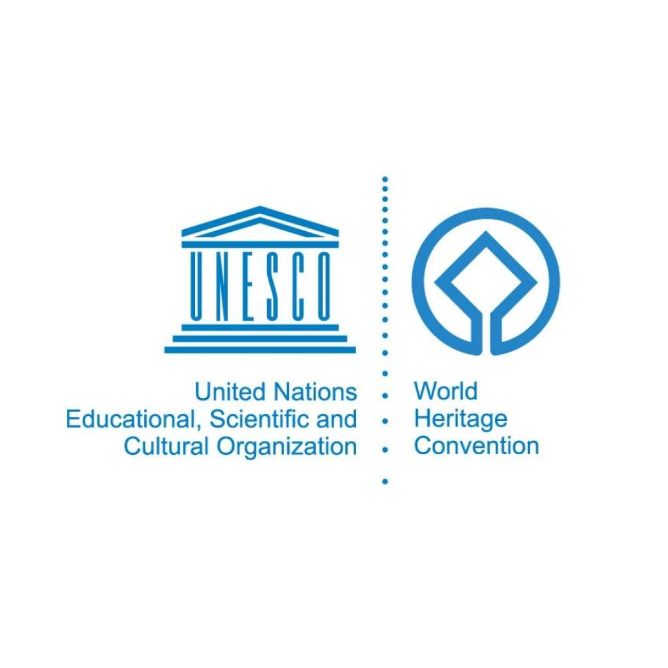 Beyaz zemin üzerinde, dikey noktalı bir çizgiyle ayrılmış iki mavi logo. Solda antik tapınak figürlü UNESCO amblemi ve kurumun açık adı; sağda ise daire içinde kare bulunan Dünya Mirası sembolü ve 