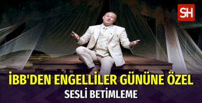 3 Aralık Dünya Engelliler Günü’ne Özel İBB Şehir Tiyatroları’nın Oyunları Sesli Betimleniyor İBB'den Engelliler Günü'ne Özel Sesli Betimleme KJ'li görselde Levent Üzümcü, beyaz bir takım elbise giymiş, bir tiyatro sahnesindeki iskelenin ucunda oturuyor. Bir şeyler anlatan Levent Üzümcü ellerini iki yana açmış. sahnede balıkçı ağları seçiliyor.