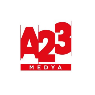A23 MEDYA A23 Medya logosu. Kırmızı renkte, büyük ve kalın harflerle yazılmış A23 ifadesinin altında, kırmızı bir şerit içerisinde beyaz harflerle MEDYA yazısı yer alıyor. Harflerin arasında tasarımı dikey olarak bölen ince kılavuz çizgileri bulunuyor.