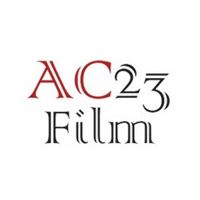 AC23 FİLM AC23 Film logosu. Üstte kırmızı ve siyah renkli, stilize edilmiş ince hatlı AC23 ifadesi, altında ise siyah renkli Film yazısı yer alıyor. Harfler ve rakamlar paralel çizgili, grafiksel bir tasarıma sahip.