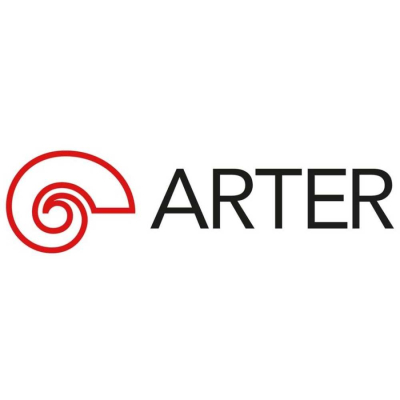 ARTER Arter logosu. Sol tarafta kırmızı renkte, salyangoz kabuğunu veya spiral bir formu andıran hatlara sahip dairesel bir simge; sağ tarafta ise siyah, büyük ve yalın harflerle yazılmış ARTER ifadesi yer alıyor.