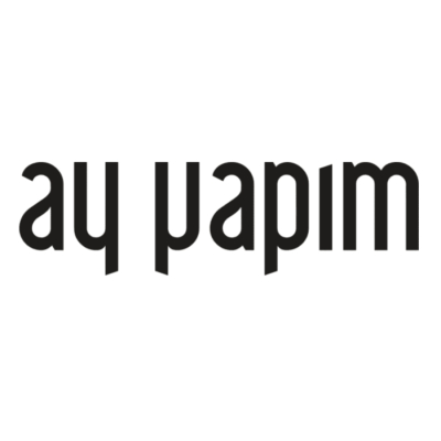 Ay Yapım Beyaz arka plan üzerine siyah, stilize ve küçük harflerle yazılmış ay yapım logosu