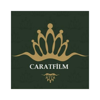CARATFİLM Koyu yeşil zemin üzerinde altın sarısı renkte Carat Film Üstte  beş kavisli uçtan oluşan stilize bir taç, altında ise beyaz büyük harflerle CARATFİLM yazısı yer alıyor. En altta sembolün daha küçük ve ince bir versiyonu dekoratif bir detay olarak bulunuyor.
