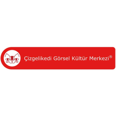 ÇİZGİLİKEDİ GÖRSEL KÜLTÜR MERKEZİ Kırmızı yatay bir bant üzerinde Çizgelikedi Görsel Kültür Merkezi logosu. Sol tarafta beyaz bir daire içinde stilize edilmiş kırmızı bir kedi başı figürü, yanında ise beyaz harflerle kurumun ismi yer alıyor.