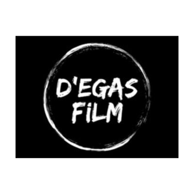 DEGAS FİLM Siyah zemin üzerine beyaz D'EGAS FILM logosu. El çizimi görünümünde ince beyaz bir çemberin merkezinde, yine fırça darbesi stilinde büyük harflerle üst üste D'EGAS ve FILM yazıları yer alıyor.