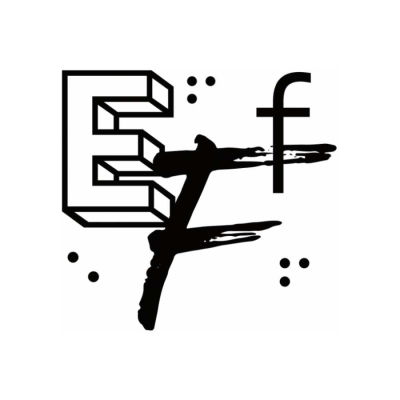 EFF Beyaz zemin üzerine siyah renkli grafiksel EFF logosu. Sol üstte içi boş üç boyutlu büyük E harfi, sağ üstte küçük f harfi ve ortada fırça darbesi stilinde büyük F harfi yer alıyor. Çevresinde küçük noktalar ve Braille alfabesini andıran kabartma noktaları bulunuyor.