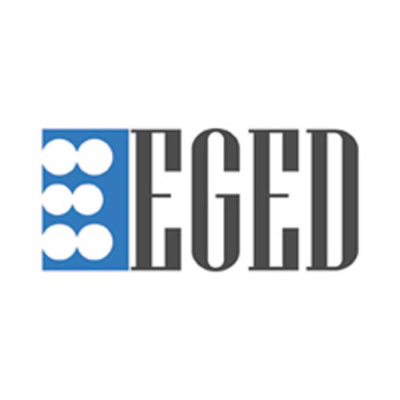 EGED EGED logosu. Sol tarafta mavi bir dikdörtgen içinde dikey olarak sıralanmış altı beyaz daireden oluşan Braille alfabesi simgesi, sağ tarafta ise gri renkli büyük harflerle EGED yazısı bulunuyor.