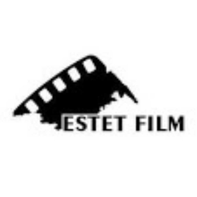 ESTET FİLM Siyah renkte Estet Film logosu. Üstte kavisli bir film şeridi illüstrasyonu, altında ise büyük harflerle Estet Film yazısı yer alıyor.