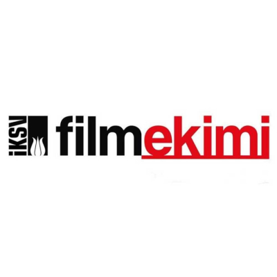 FİLM EKİMİ Beyaz zemin üzerinde filmekimi yazısı. Sol tarafta dikey İKSV yazısı ve lale figüründen oluşan siyah logo, yanında ise siyah renkli film ve kırmızı renkli ekimi kelimeleri bitişik şekilde yer alıyor.