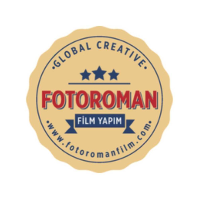FOTOROMAN Bej/krem rengi, kenarları dalgalı bir mühür formunda. Üstte dairesel olarak maviyle 