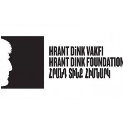 HRANT DİNK VAKFI Beyaz arka planın solunda siyah bir kare içinde Hrant Dink’in yüz profilinin silüeti görülüyor. Sağ tarafta ise Hrant Dink Vakfı ismi Türkçe, İngilizce ve Ermenice dillerinde alt alta sıralanıyor.